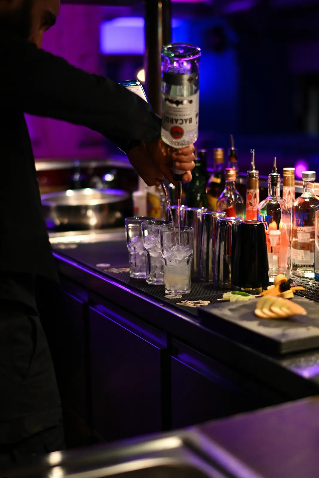 Ein Barkeeper schenkt Cocktails aus