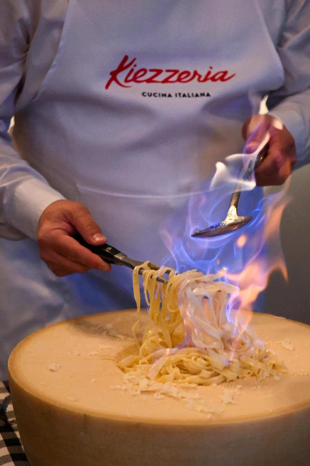 Pasta, im Parmesanlaib flambiert